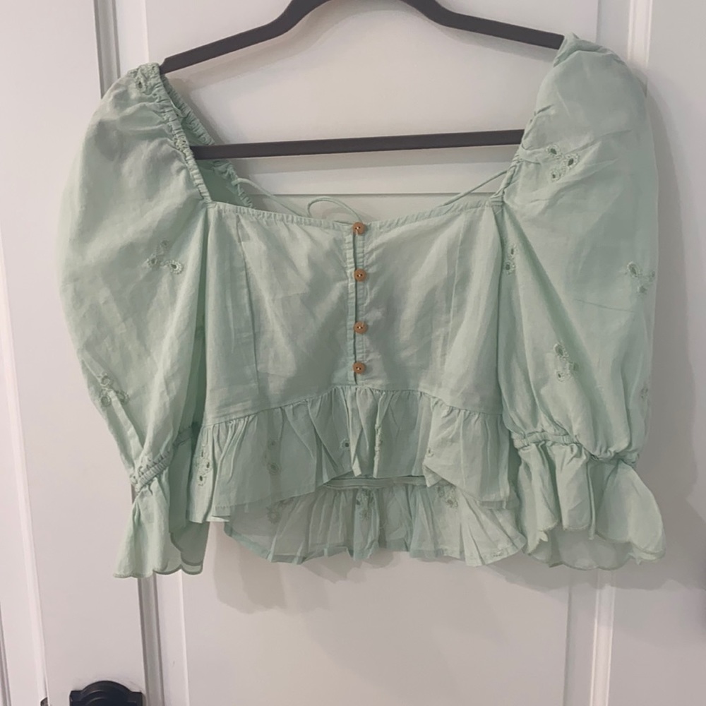 Green puffy sleeve blouse